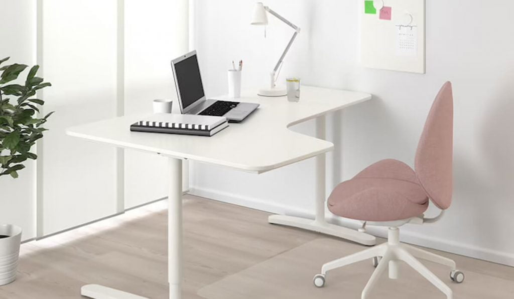 Tempat, kursi, dan meja kerja yang nyaman