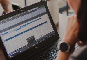 Cara Menjumlahkan Data dengan 2 Kriteria Menggunakan SUMIFS
